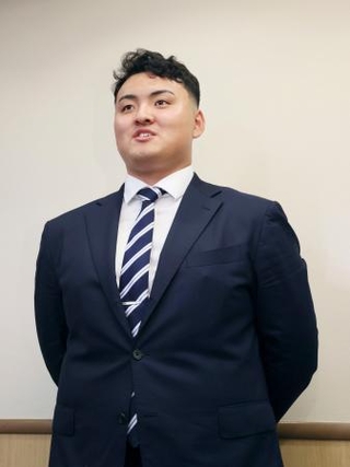 　みずほペイペイドームの施設見学後、取材に応じる米スタンフォード大の佐々木麟太郎内野手＝１日（代表撮影）
