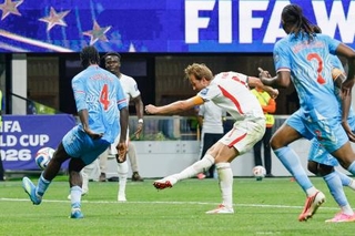 　イングランド-コンゴ　後半、決勝点となる２点目のゴールを決めるイングランドのケーン（中央）＝アトランタ（共同）