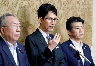 　自民党との会談後、記者団の取材に応じる中道改革連合の階幹事長（中央）。右は重徳国対委員長＝２日午前、国会