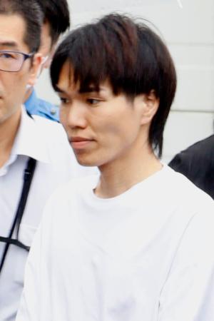 　逮捕され埼玉県警小川署に入る望月優矢容疑者＝２日午前８時４１分