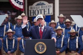 　１日、米ノースダコタ州の野外劇場で演説するトランプ大統領（ゲッティ＝共同）