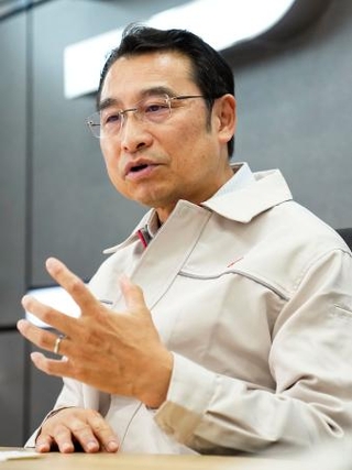 　インタビューに答える比亜迪（ＢＹＤ）日本法人の劉学亮社長＝横浜市
