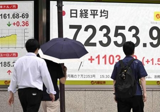 　街角に大きく表示される株価＝東京都中央区