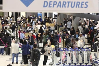 　成田空港の国際線出発ロビー＝４月