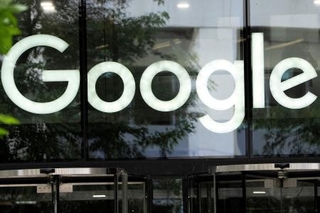 　グーグルのオフィスに掲げられたロゴ＝２０２５年６月、ロンドン（ロイター＝共同）