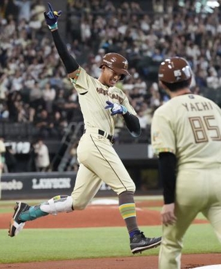 　１回、４者連続となる本塁打を放ち、ガッツポーズで塁を回る日本ハム・万波＝エスコンフィールド
