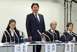 　記者会見する東京都北区立滝野川第三小の高草木政浩校長（左から２人目）ら＝２日午後、東京都北区