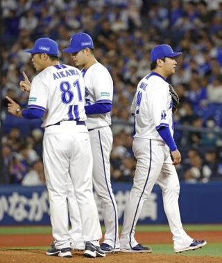　９回に登板し、先頭打者から２者連続四球で交代を告げられたＤｅＮＡ・山崎（右）。左は相川監督＝横浜
