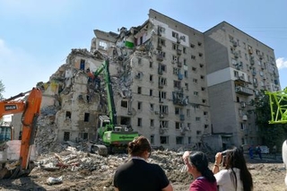 　ロシア軍のミサイルで破壊された住宅＝２日、ウクライナ・キーウ（共同）