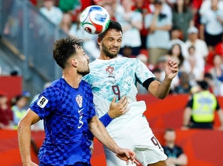 　ポルトガル-クロアチア　試合終了間際、ヘディングで決勝ゴールを決めるポルトガルのラモス（右）＝トロント（共同）