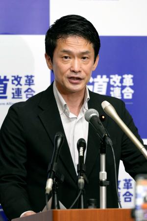 　記者会見する中道改革連合の小川代表＝３日午前、国会