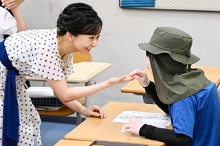 　横浜市にある盲学校「横浜訓盲学院」を訪れ、生徒と交流される佳子さま＝３日午前（代表撮影）