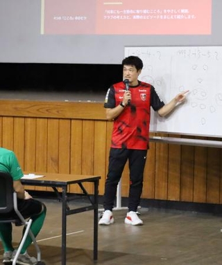 　川越少年刑務所で講義する浦和レッズハートフルクラブコーチの酒井友之氏＝３日午前、埼玉県川越市