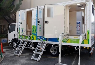 　大阪府交野市の青年の家に設置予定のトイレトラック＝３日午後