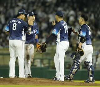 　オリックスと引き分け、タッチする西武ナイン＝ほっともっと神戸