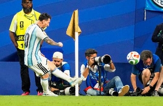 　アルゼンチン-カボベルデ　延長後半、ＣＫを放つアルゼンチンのメッシ。カボベルデのオウンゴールを誘った＝マイアミ（共同）