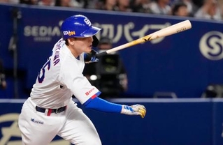 　８回中日２死三塁、石川昂が中越えに適時二塁打を放つ＝バンテリンドーム