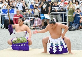 　熱田神宮で奉納土俵入りを披露する豊昇龍＝４日、名古屋市