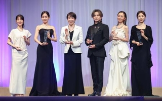 　「日本ジュエリーベストドレッサー賞」の表彰式で記念写真に納まる（左から）浜辺美波さん、前田敦子さん、高市首相、堂本光一さん、松本まりかさん、高岡早紀さん＝４日午後、東京都内（代表撮影）