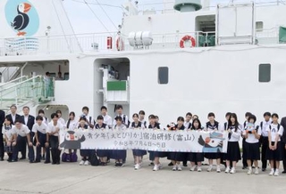 　「えとぴりか」（後方）に乗船宿泊して、北方領土問題を学ぶ研修に参加する富山県の中学生ら＝４日午後、射水市