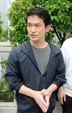 　取材に応じる中道改革連合の小川代表＝４日午後、東京都新宿区