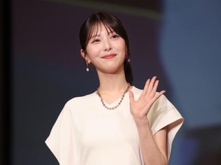 　「第３７回日本ジュエリーベストドレッサー賞」に選ばれた浜辺美波さん＝４日午後、東京都内（代表撮影）