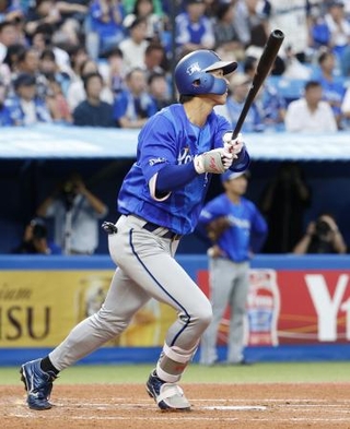　２回ＤｅＮＡ２死一塁、梶原が右中間に先制２ランを放つ＝神宮