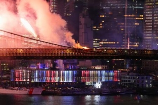 　４日、米建国２５０年を祝う花火大会が行われていたニューヨークのブルックリン橋から立ち上る煙（ロイター＝共同）