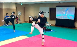　バーチャルテコンドーの大会で優勝した押野（右）＝東京都内