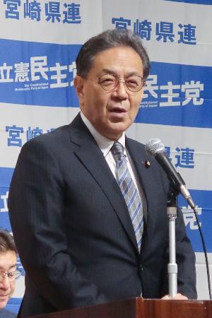 　党会合であいさつする立憲民主党の水岡俊一代表＝５日午前、宮崎市