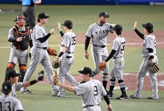 　中日に勝利し、タッチを交わす巨人ナイン＝バンテリンドーム