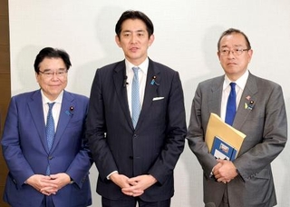 　記者団の取材に応じる自民党の小林鷹之政調会長（中央）＝５日午後、青森市