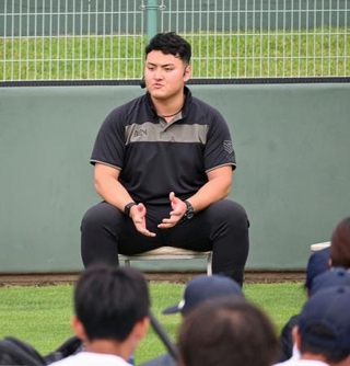 　交流イベントで小中学生らを前に話す米スタンフォード大の佐々木麟太郎内野手＝５日、岩手県花巻市