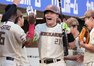 　４回、２者連続本塁打を放ち、ナインに迎えられる日本ハム・清宮幸＝楽天モバイルパーク