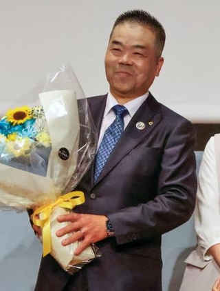 　滋賀県知事選で４選を決めた三日月大造氏＝５日夜、大津市