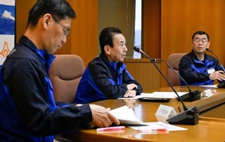 　静岡県が開いた「豚熱防疫対策本部本部員会議」で指示する鈴木康友知事（中央）＝４日、静岡県庁