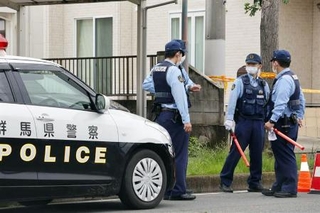 　事件があった住宅付近を警戒する警察官＝６日午前９時２５分、群馬県伊勢崎市