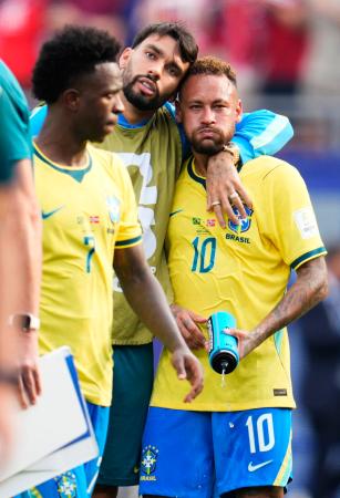 　ノルウェーに敗れ、肩を落とすブラジルのネイマール（右）、ビニシウス（左）ら＝ニューヨーク（共同）