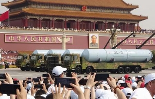 　抗日戦争勝利８０周年の軍事パレードで公開された潜水艦発射弾道ミサイル（ＳＬＢＭ）＝２０２５年９月、北京の天安門前（共同）