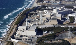 　中部電力浜岡原発。手前から５号機、４号機、３号機、２号機、１号機＝１月、静岡県御前崎市