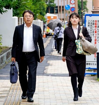 　浜岡原発の運転終了を住民らが求めた訴訟の弁論再開申し立てのため、静岡地裁へ向かう原告団の弁護士ら＝６日午後
