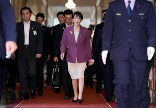 　参院決算委に向かう高市首相＝６日午後、国会