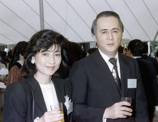 　山本耕一さん（右）と夫人の小林千登勢さん＝１９８４年５月