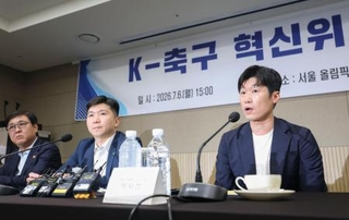 　「韓国サッカー革新委員会」の発足式で発言する共同委員長の朴智星氏（右）＝６日、ソウル（聯合＝共同）