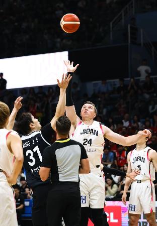 　韓国戦でプレーするホーキンソン（２４）＝高陽（（Ｃ）ＦＩＢＡ）