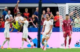 　ポルトガルに競り勝ち喜ぶスペインのメリノ（６）。右端はポルトガルのロナルド＝ダラス（共同）