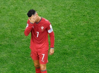 　スペインに敗れ肩を落とすポルトガルのロナルド＝ダラス（共同）
