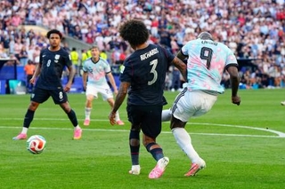 　米国-ベルギー　試合終了間際、チーム４点目のゴールを決めるベルギーのルカク（９）＝シアトル（共同）