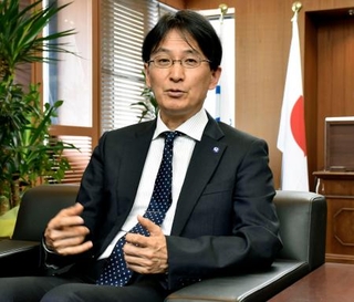 　取材に応じる大阪大の熊ノ郷淳学長