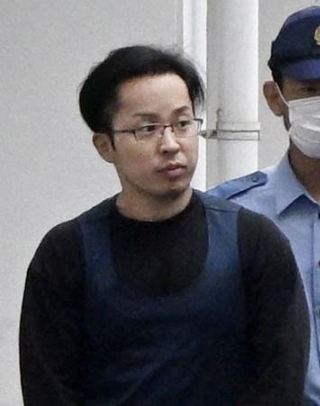 　送検のため栃木県警下野署を出る窪谷優生容疑者＝６月